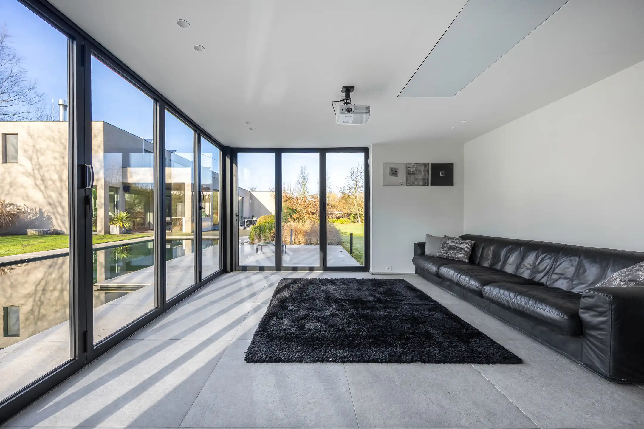 Luxueuze moderne villa met zwemvijver en prachtig poolhouse foto 26