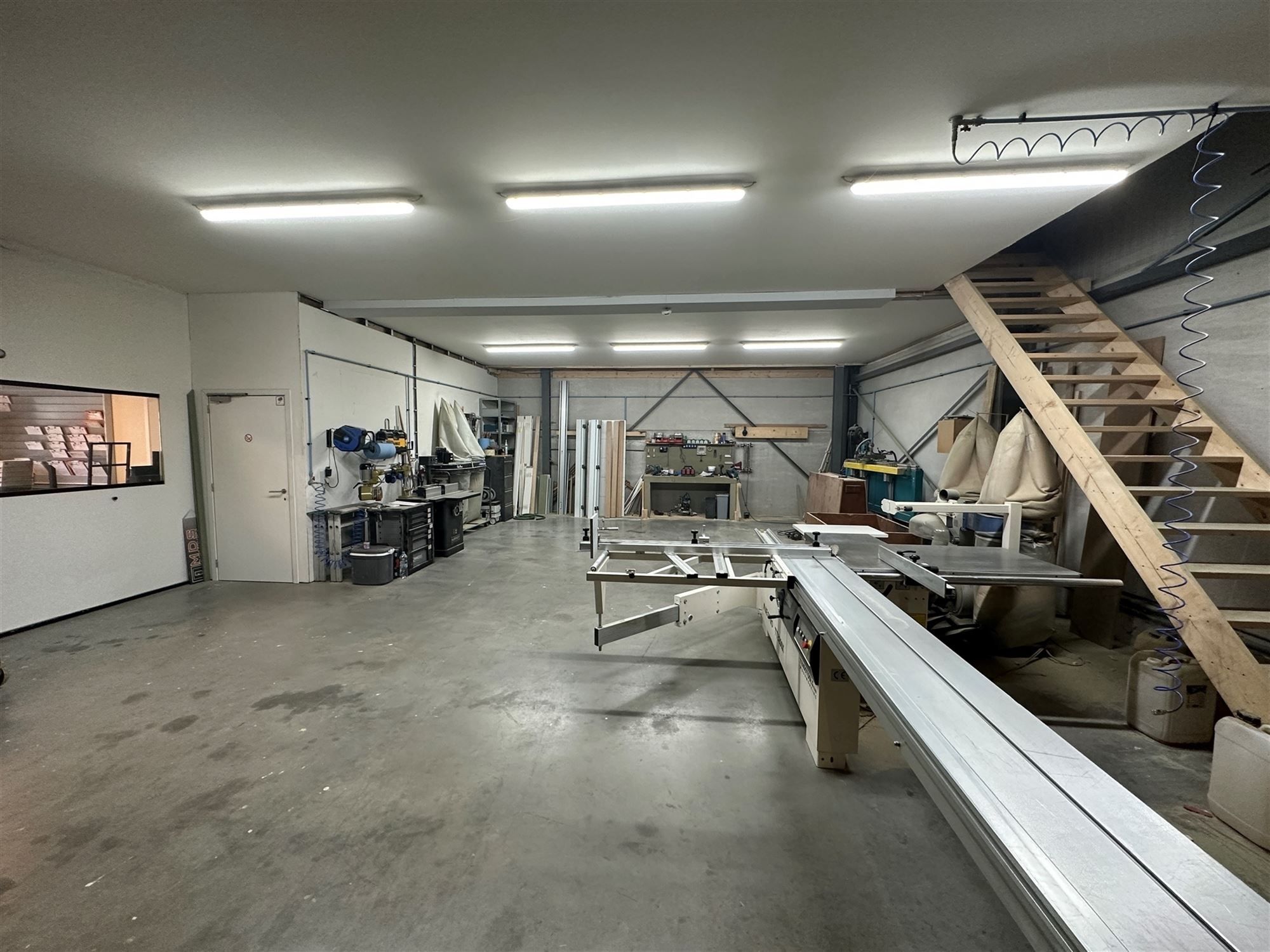 KMO-unit met kantoorruimte en toonzaal foto 16