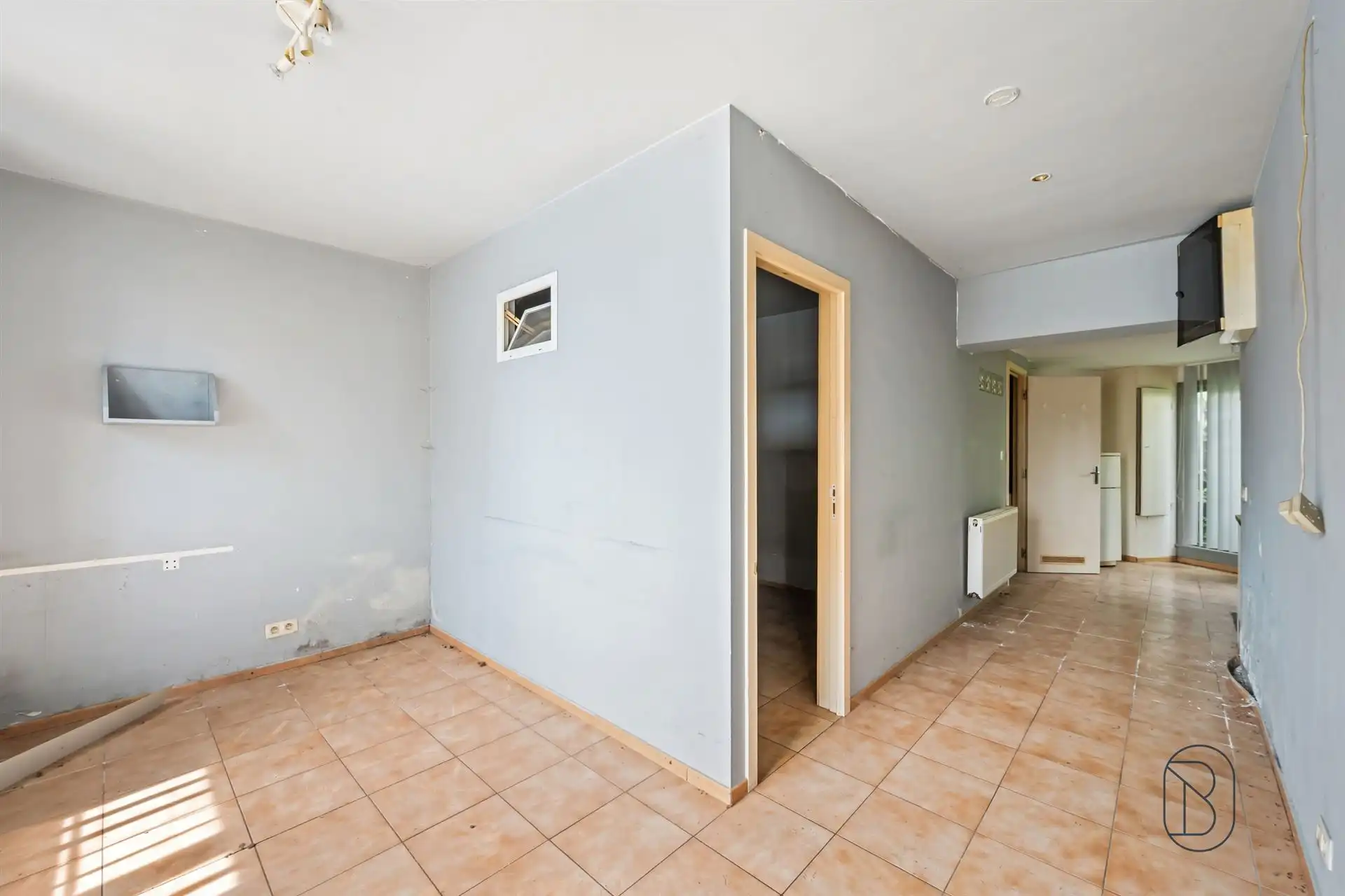 Te renoveren woning met 5 kamers, en parkeergelegenheid  foto 7
