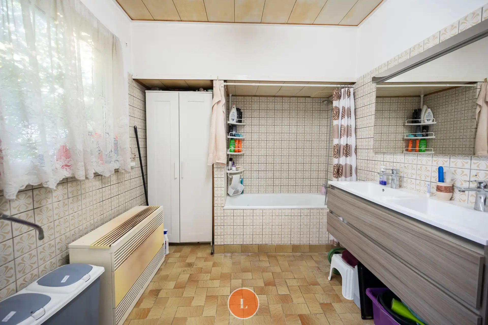 Goed onderhouden woning met 5 slaapkamers, tuin en 2 garages foto 5