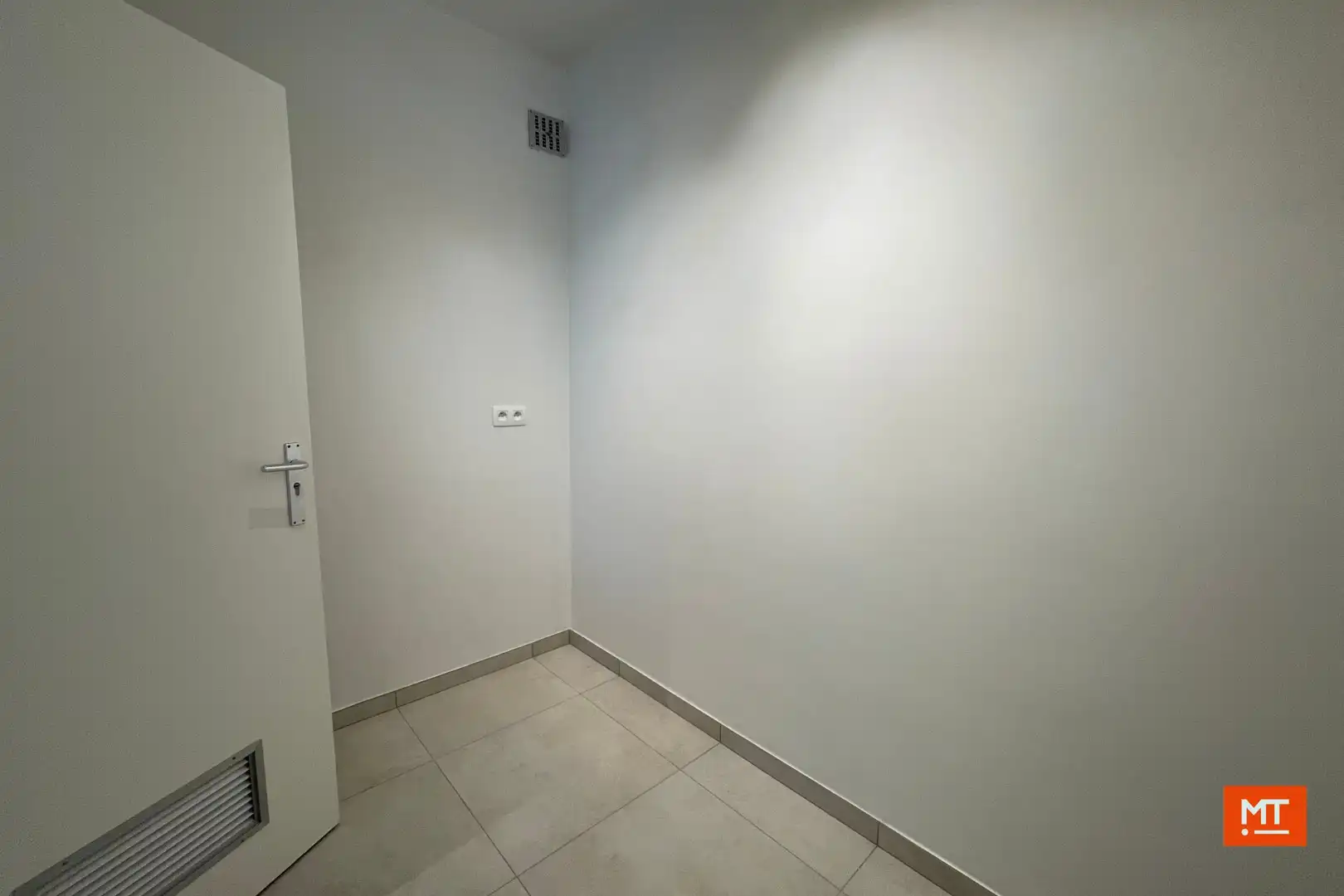 Gelijkvloers appartement met 2 slaapkamers en garage foto 11