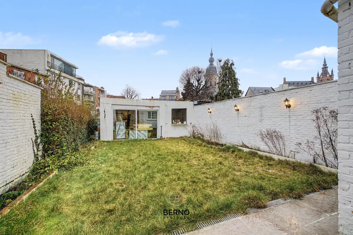 Gerenoveerde woning met 5 slaapkamers en parkeerplaats foto 16