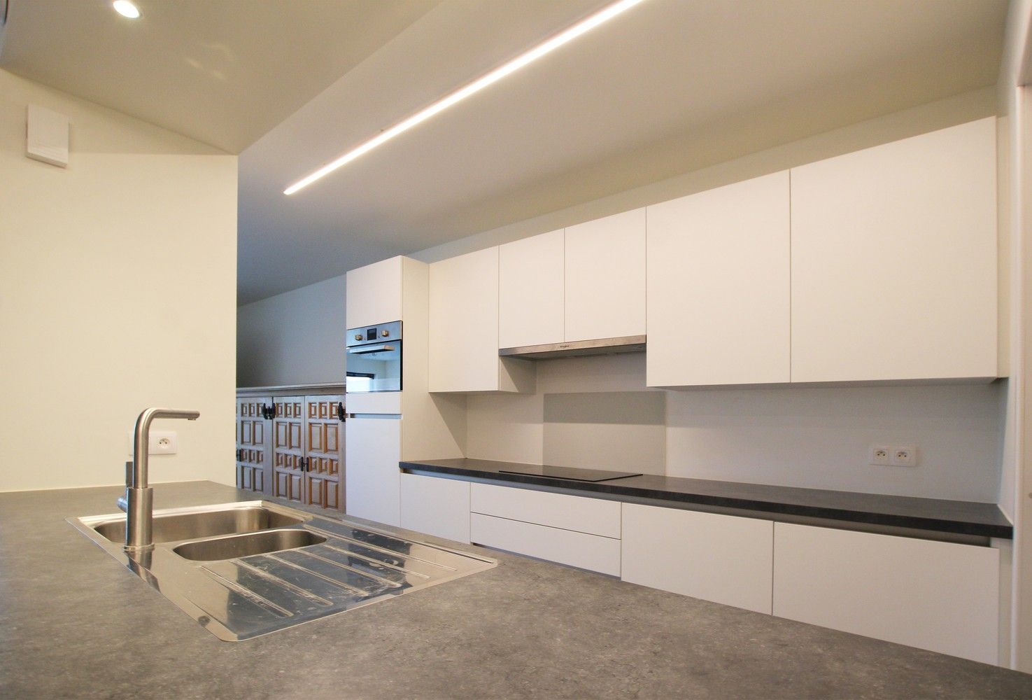 Ruim, gelijkvloers appartement met 2 slaapkamers, terras en een autostaanplaats! foto 8