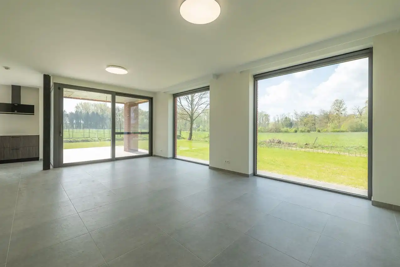 Nieuwbouwwoning, gunstig gelegen, 3 slpk, tuin, carport foto 7