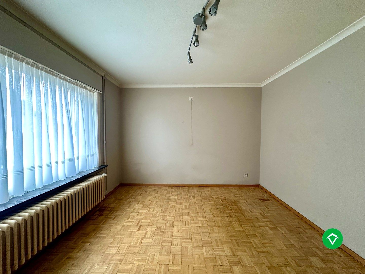 Alleenstaande woning met bakstenen garage en ruime tuin in Ichtegem foto 7