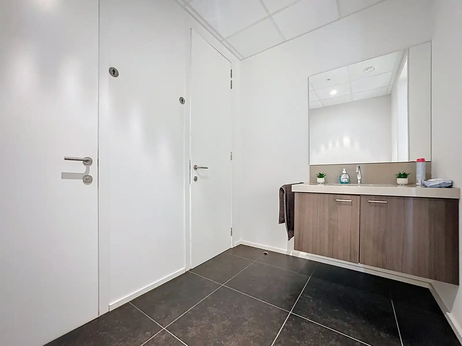 Instapklare KANTOORRUIMTE (217m²) voorzien van alle comfort (databekabeling, airco,...) en private parkeergelegenheid. Vlot bereikbaar via Expresweg van Brugge! foto 8