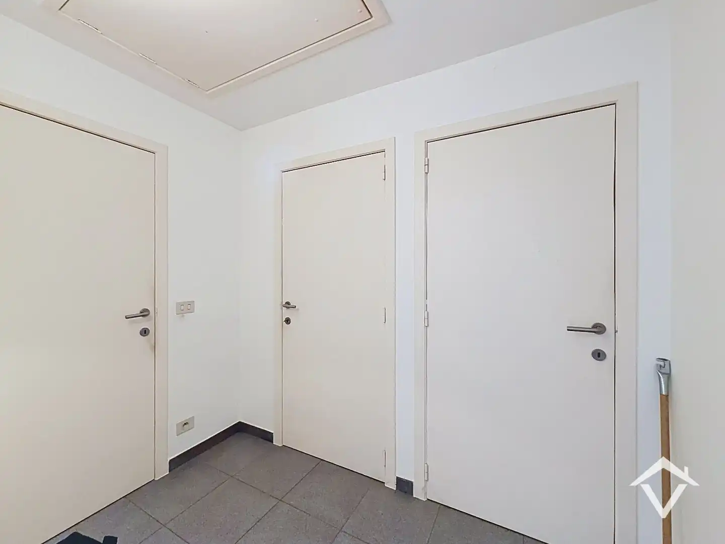 Instapklaar appartement met 2 slaapkamers, 2 terrassen, garage en tuin te Roeselare. foto 10