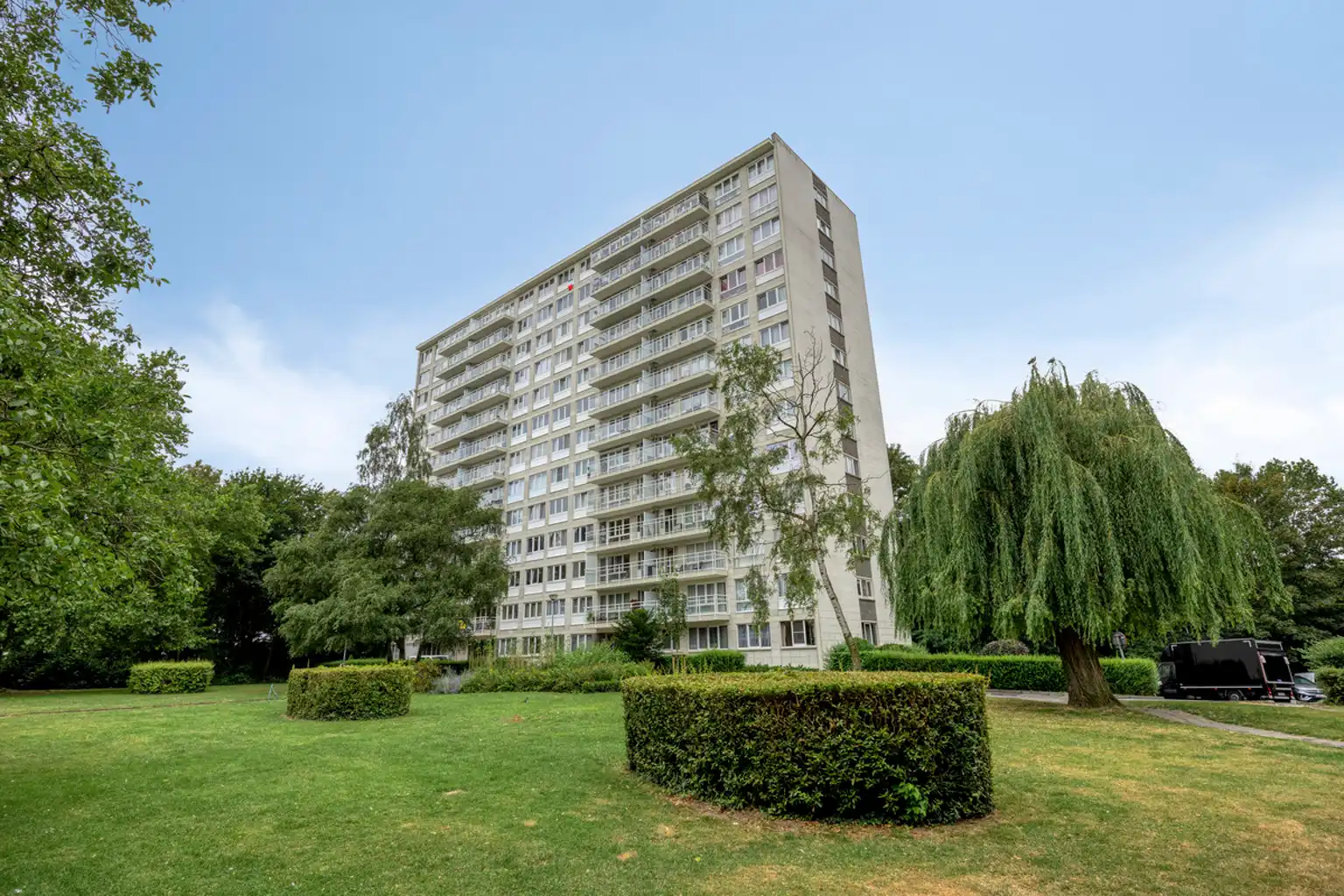 Op te frissen 2-slaapkamerappartement met prachtig uitzicht foto {{pictureIndex}}