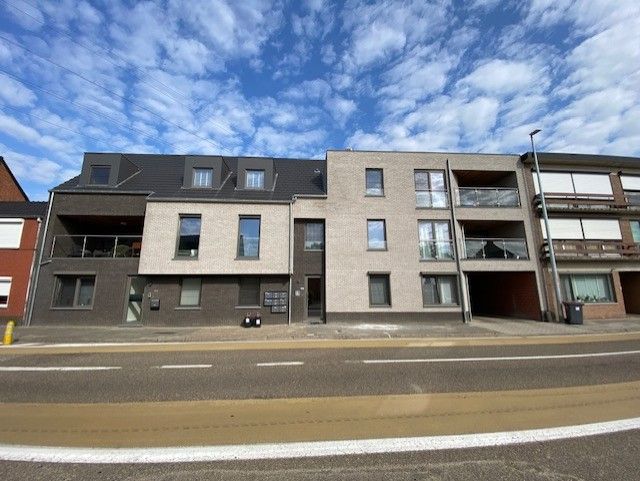 Instapklaar, opgeschilderd - éénslaapkamer appartement nabij Mol-centrum + autostaanplaats +groot terras foto {{pictureIndex}}