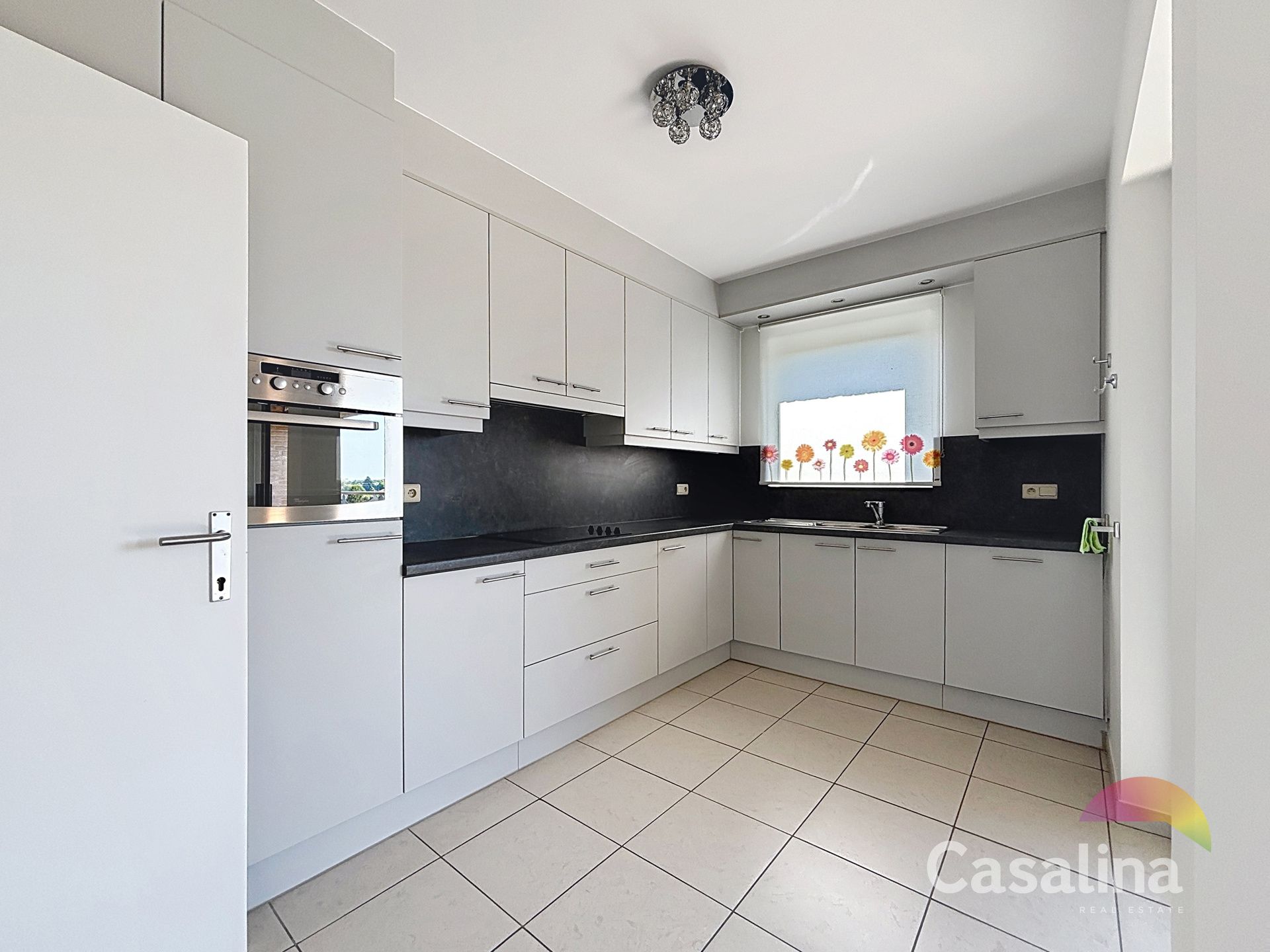 Ruim drie slaapkamer appartement te huur  foto 14