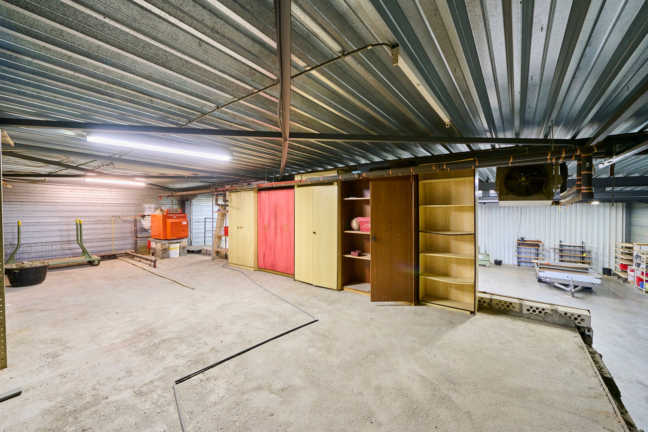 TE HUUR Zonhoven: Bedrijfsgebouw van +/- 390m² incl. kantoor foto 5