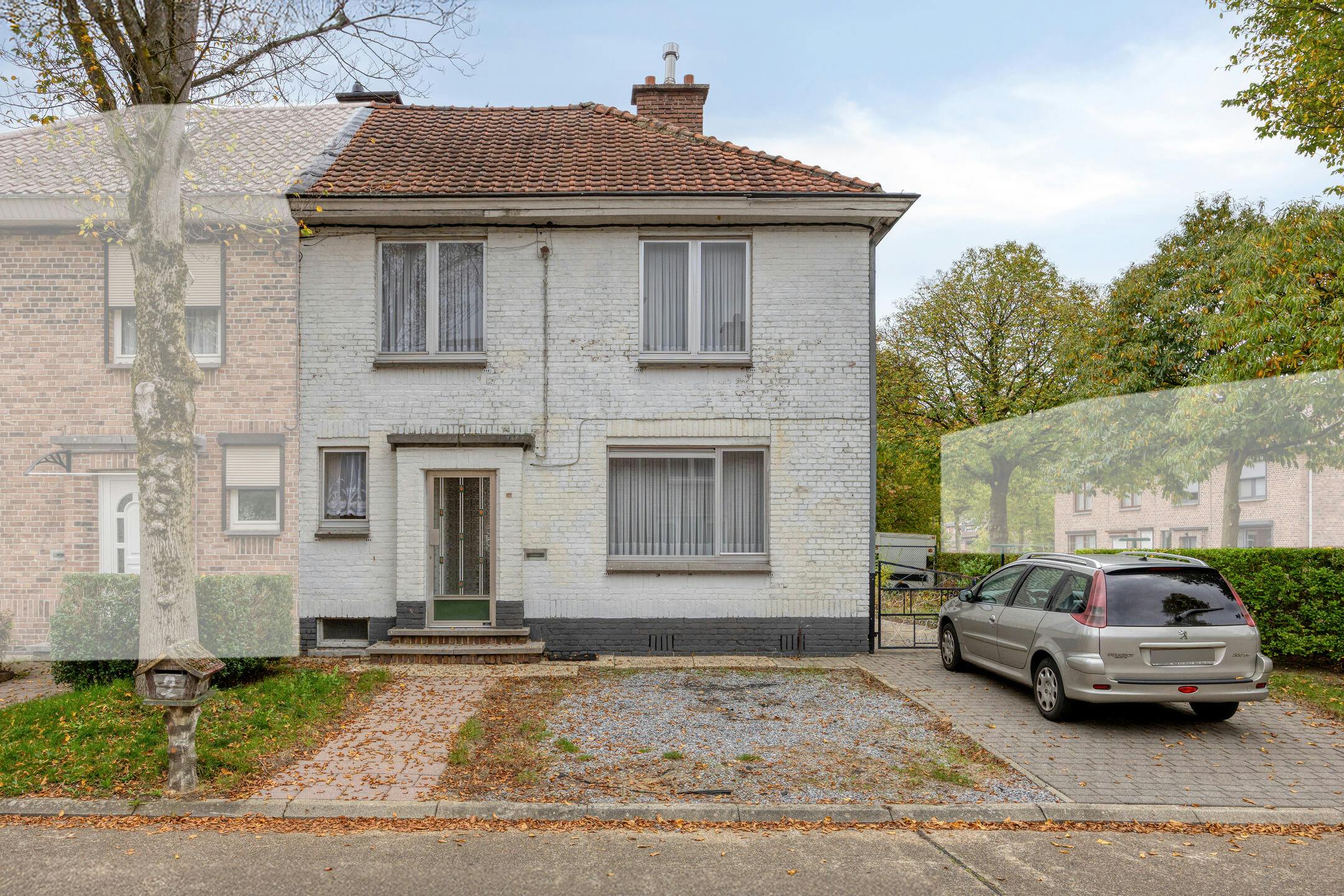Hoofdfoto van de publicatie: Te renoveren woning met zonnige tuin in Genk