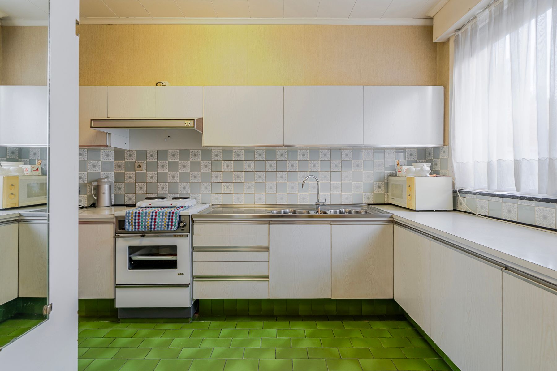 Ruime woning met meerdere bijgebouwen foto 12