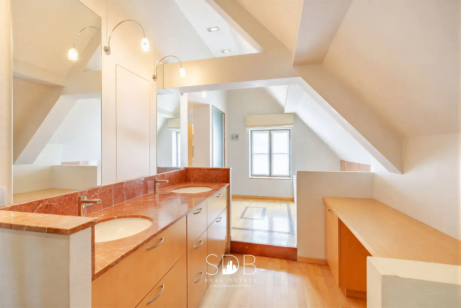 Landelijke villa met bijgebouwen en graslanden op 23.740m² foto 18