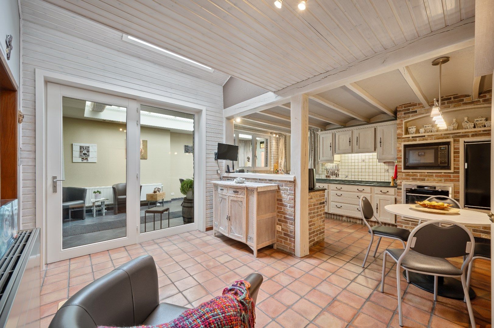 Gezinswoning met 5 slaapkamers, 2 badkamers en prachtige tuin foto 8