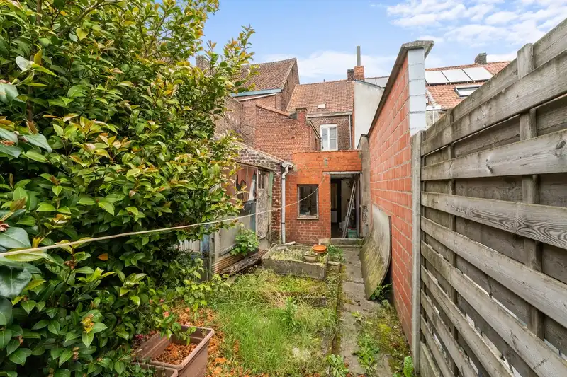 Roeselare-stadsrand.  Te renoveren ruime stevige rijwoning met 3-4 slaapkamers op een mooi perceel van 263m2.  Ideaal voor doe-het-zelver en renoveerder/investeerder. foto 4