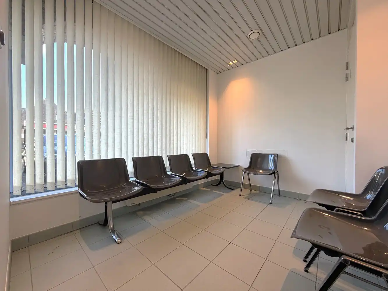 Ruim handelspand (161m²) op topligging in Torhout! foto 6