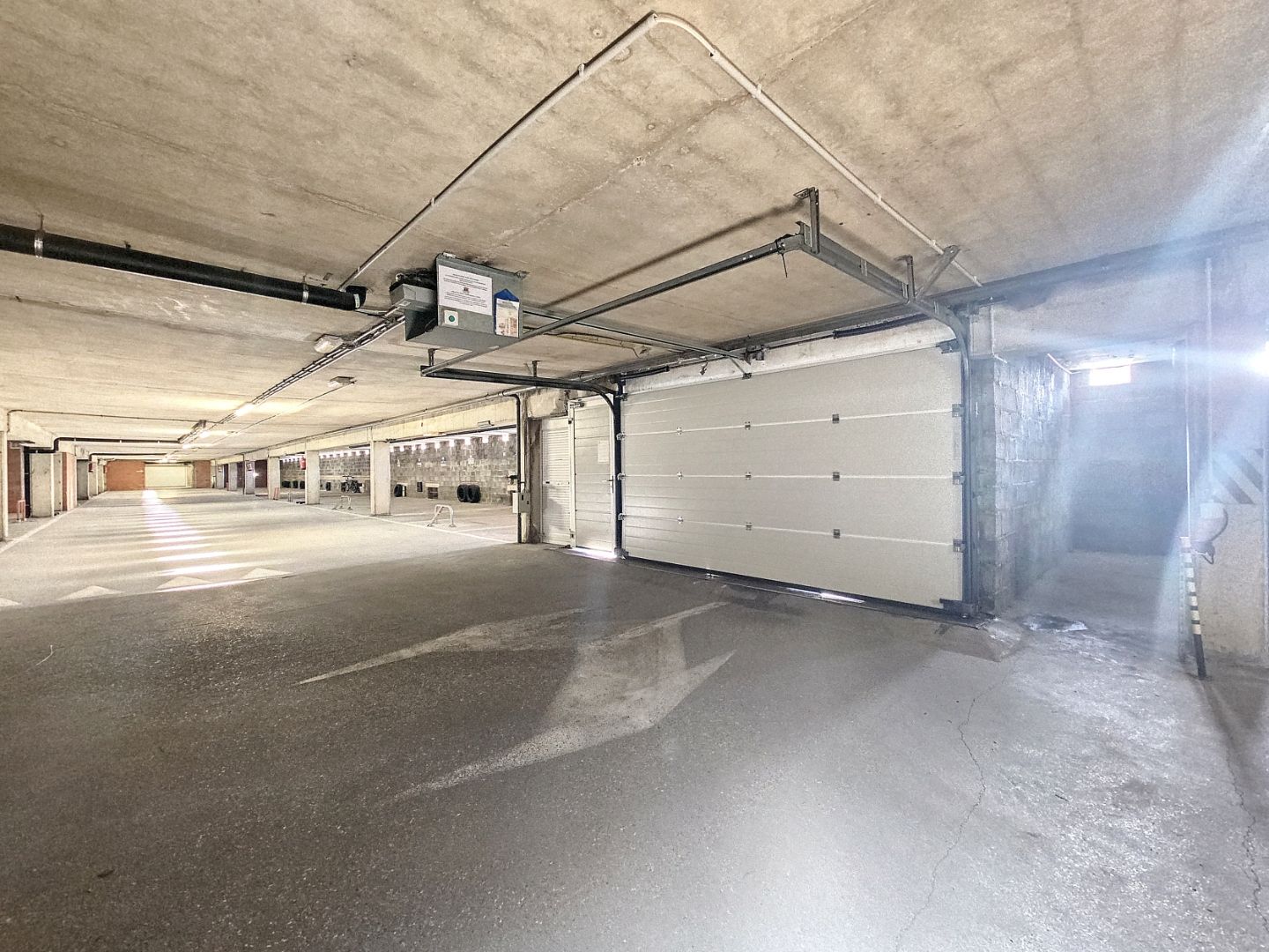 Ondergrondse autostaanplaats te Nieuwpoort foto {{pictureIndex}}