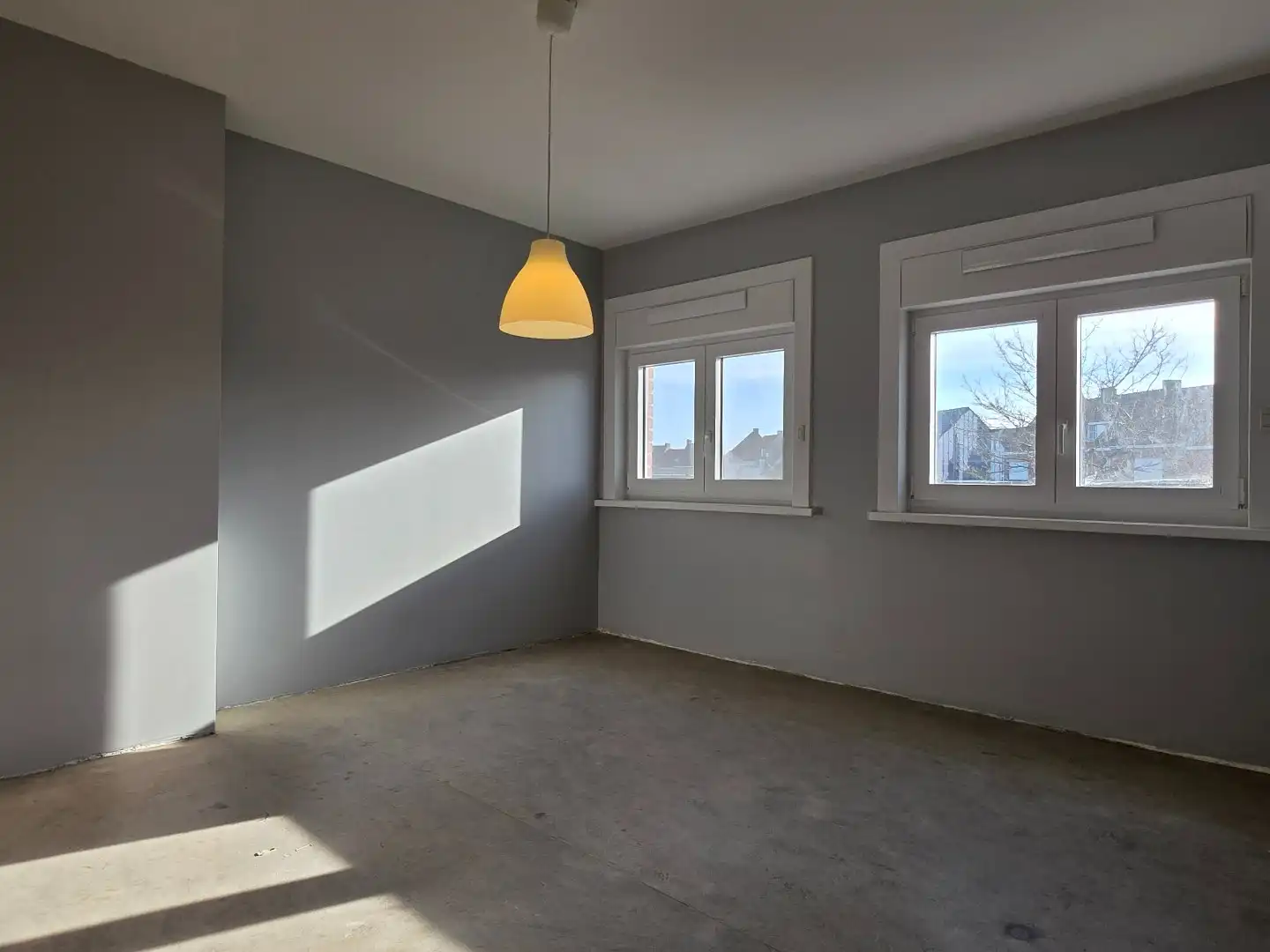 Stevige woning met betonstructuur te koop in Kuurne, eerste verdiep al volledig gerenoveerd foto 8