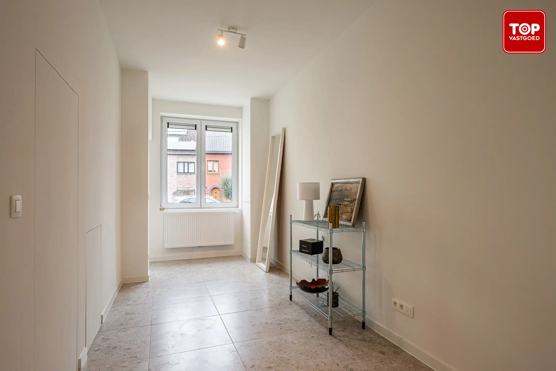 Totaal gerenoveerde woning met 3 slaapkamers, tuin en garage.  foto 3