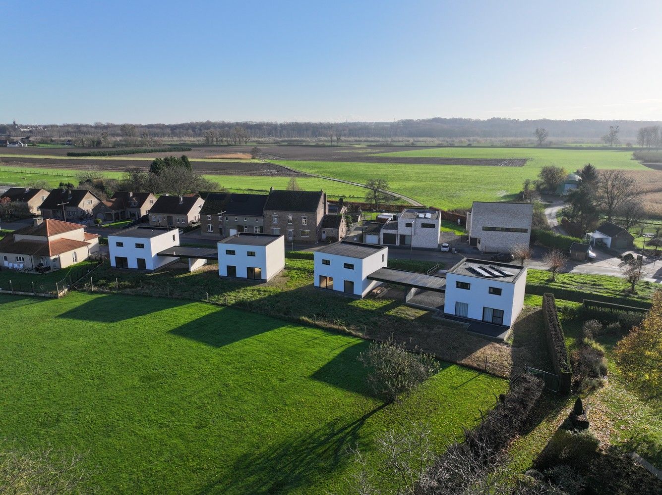 4 Moderne, energiezuinige nieuwbouwwoningen met warmtepomp, zonnepanelen en een dubbele carport, residentieel en landelijk gelegen te Maasmechelen-Boorsem foto {{pictureIndex}}