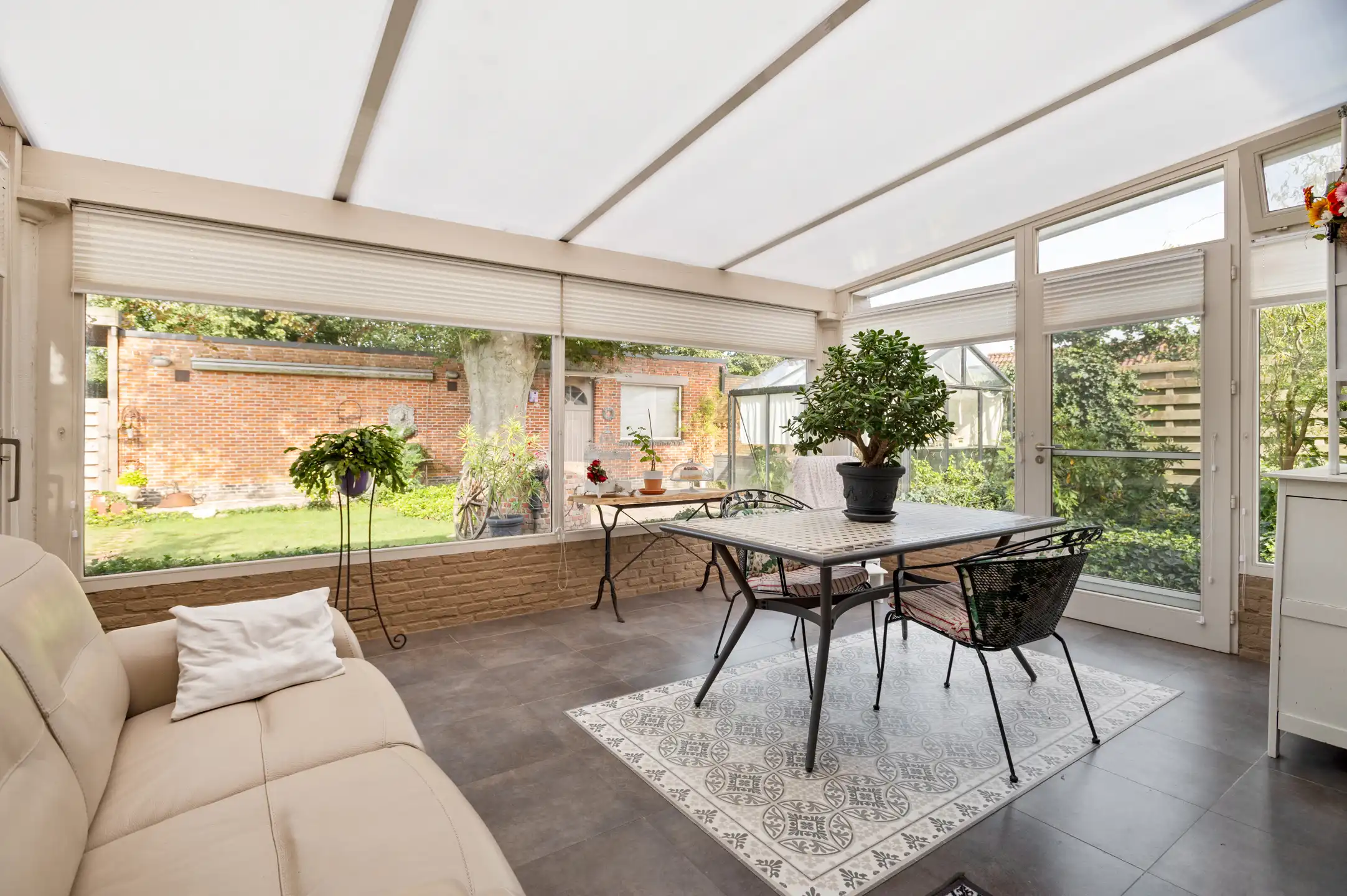 Mooie open bebouwing met knappe tuin in een rustige woonwijk foto 8