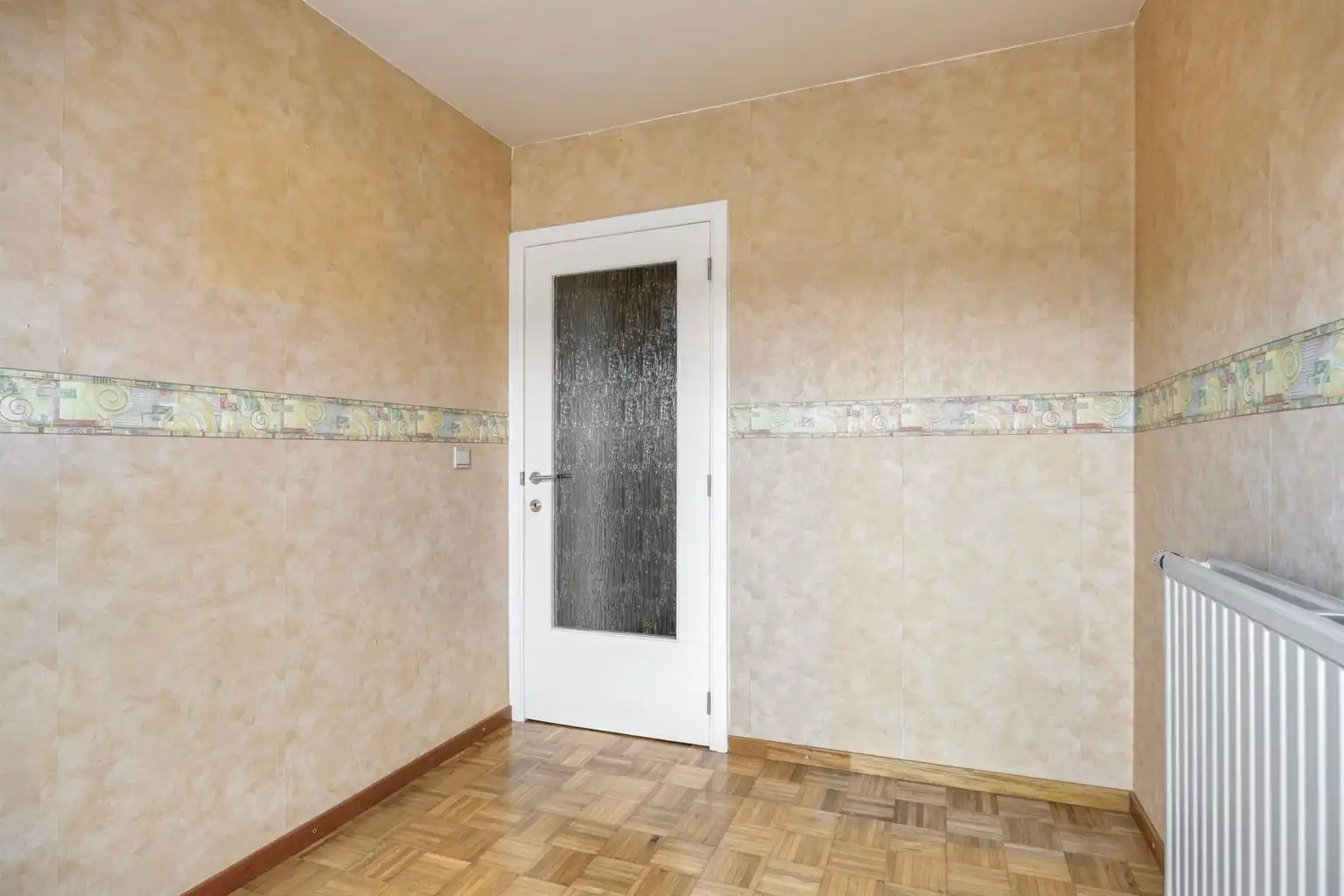 Toffe, vrijstaande split-level woning met 4 slaapkamers, inpandige garage, prachtig aangelegde tuin en zonnepanelen, rustig gelegen in het landelijke Ophoven.  foto 24