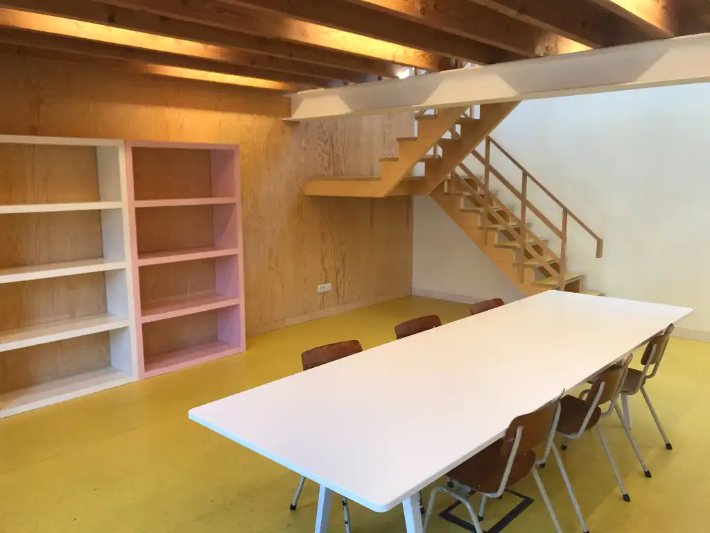 Uniek vastgoed! Exclusieve en creatieve site met twee kantoorruimtes, een polyvalent handelspand, een short-staystudio en een bijzonder architecturale split-levelwoning met ruime tuin, op een boogscheut van het stadscentrum. foto 34