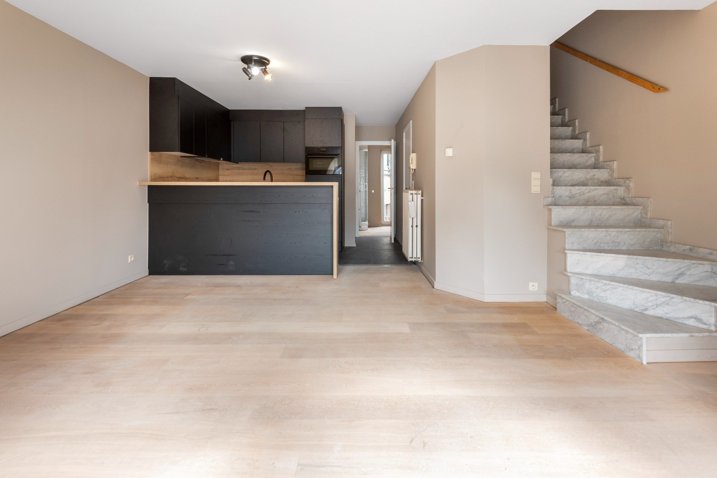 Aangenaam duplexappartement in een kleine residentie centraal gelegen vlakbij de winkels van de Lippenslaan. foto 4