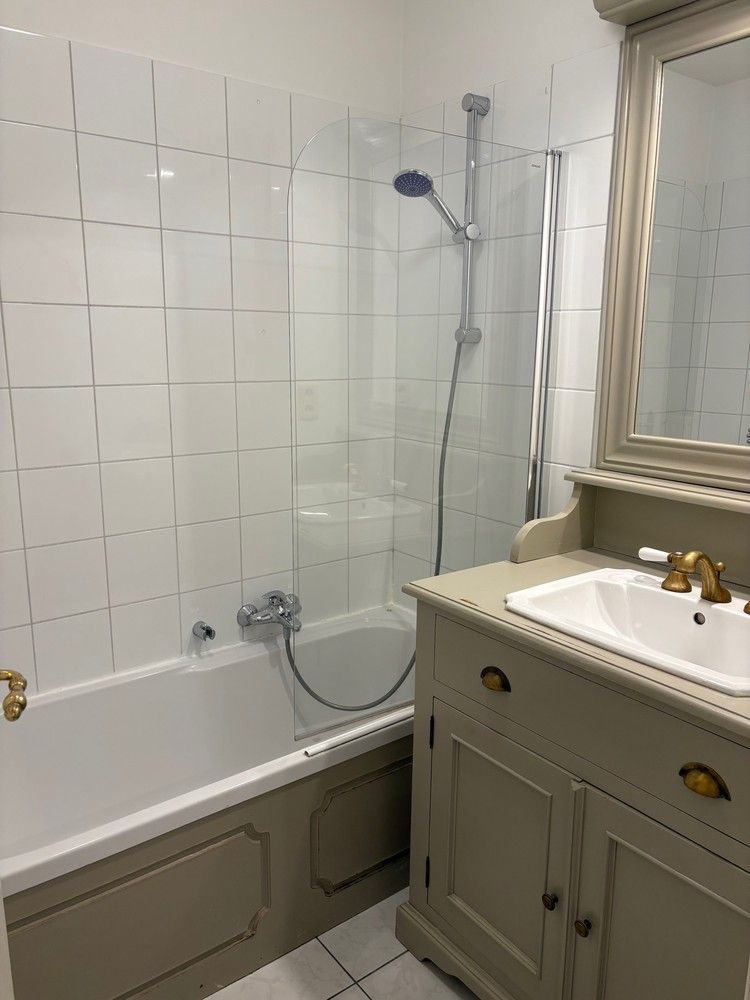 Ruim en goed onderhouden gelijkvloers appartement (ca 112m²) voorzien van 2 slk, 2 parkings en tuintje met terras. foto 7