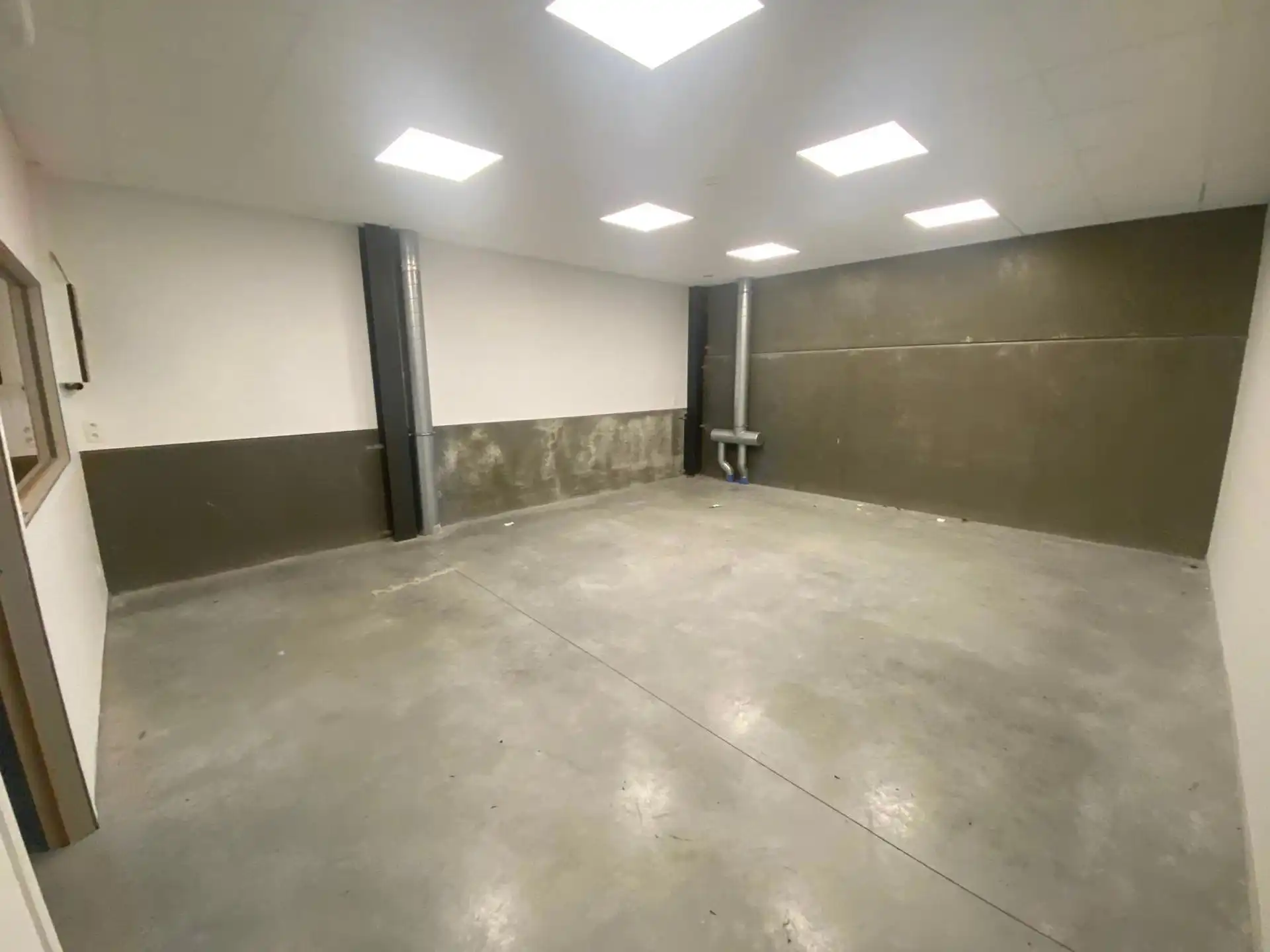 Zo goed als nieuw bedrijfsgebouw te huur in Sint-Niklaas foto 20