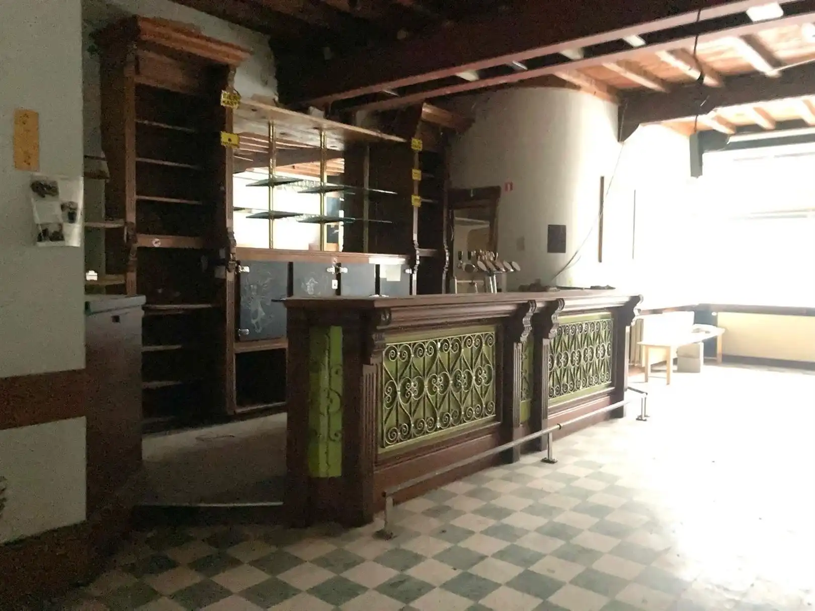 Polyvalent handelshuis met bovenwoonst aparte ingang en in 2 straten uitkomend. foto 10