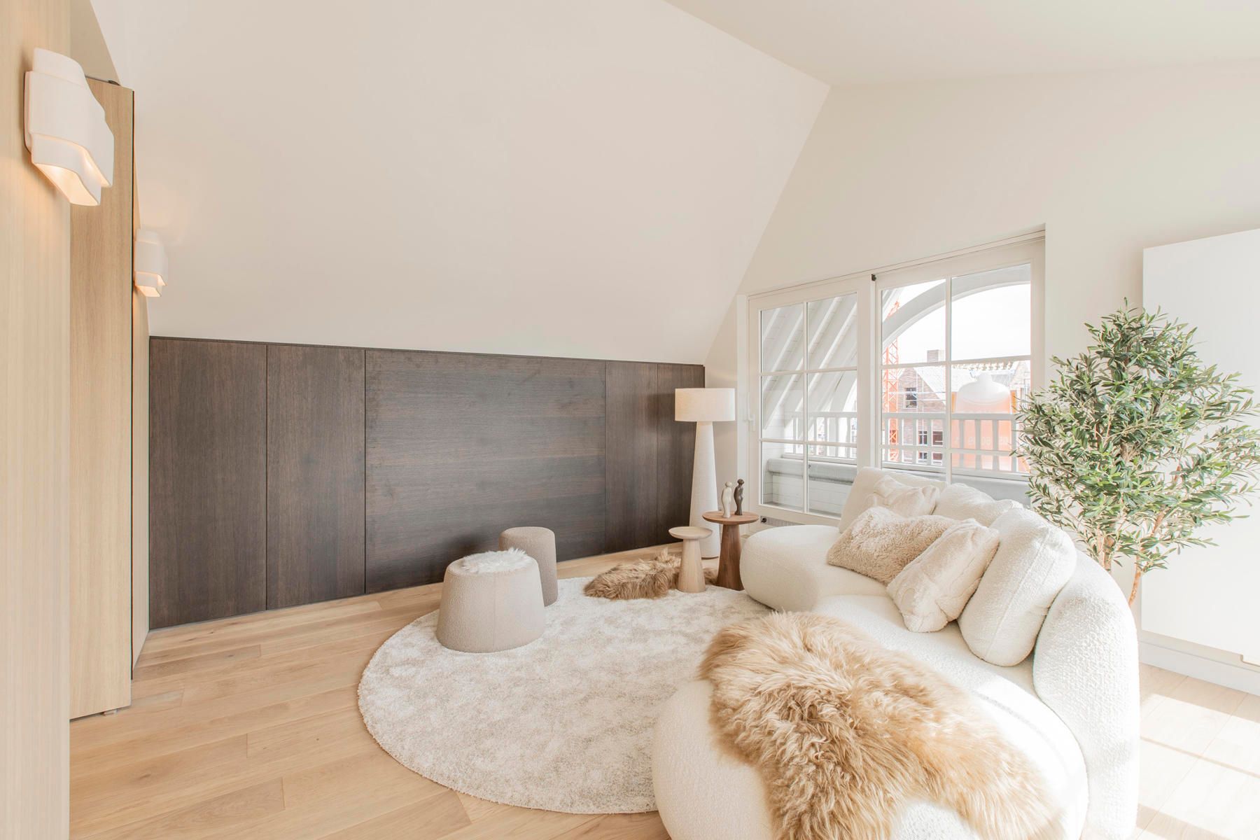 Volledig gerenoveerde penthouse in villa-residentie foto 6