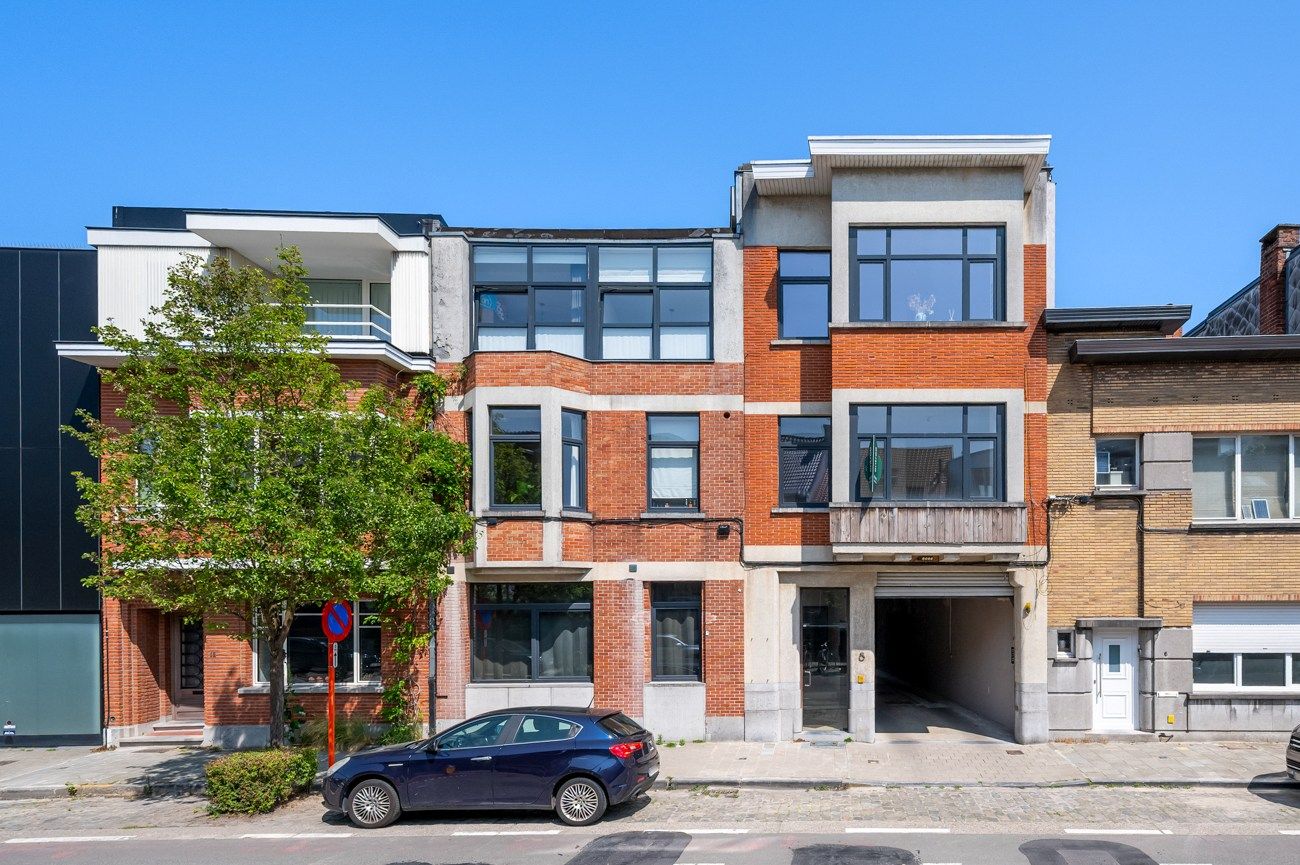 Overdekte autostaanplaats met laadpaal vlakbij station Gent Sint-Pieters foto {{pictureIndex}}