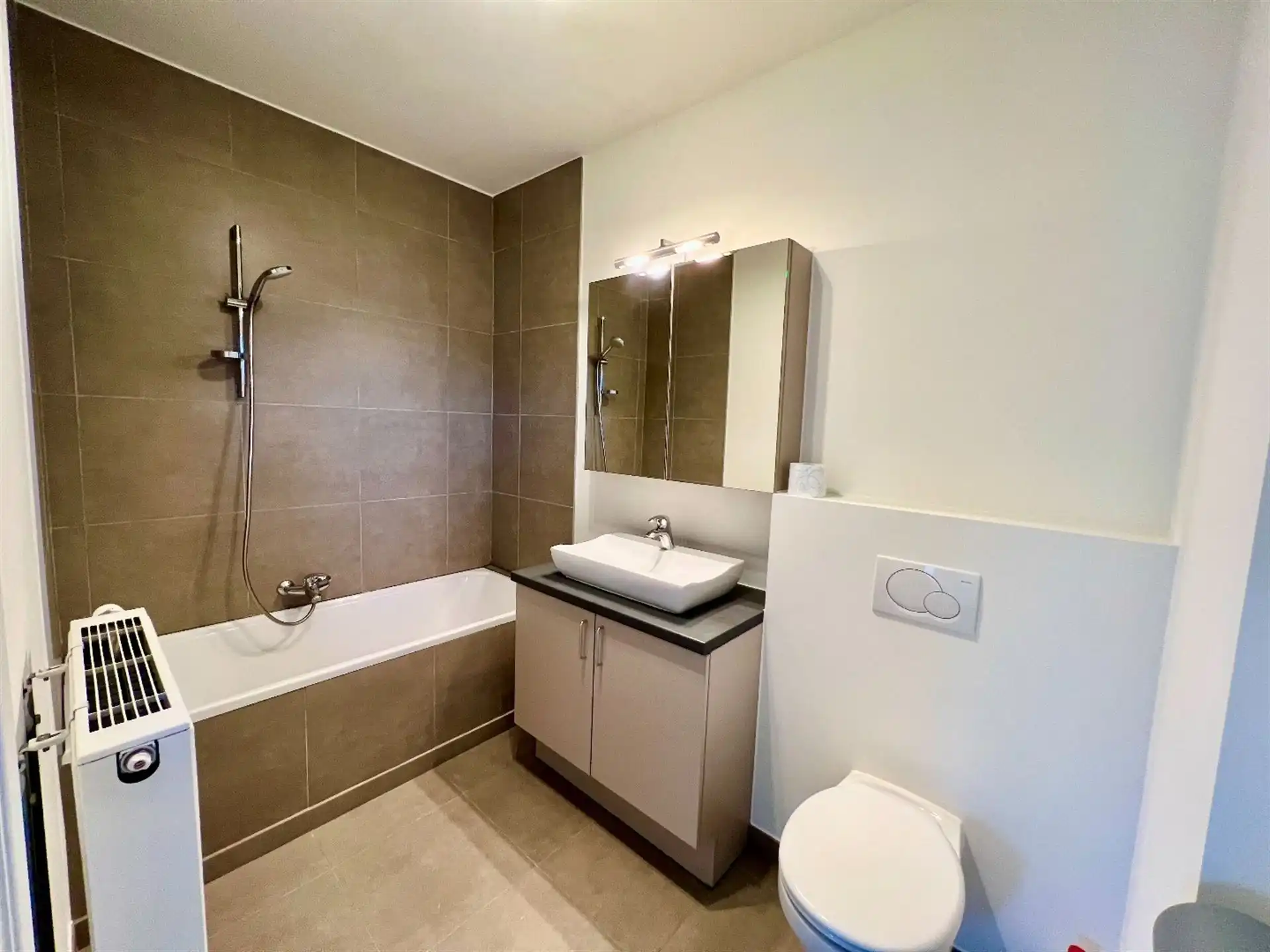 Ruim duplex-appartement met 1 slpk en bew. opp. van 70 m² op centrale ligging te Lier! foto 9