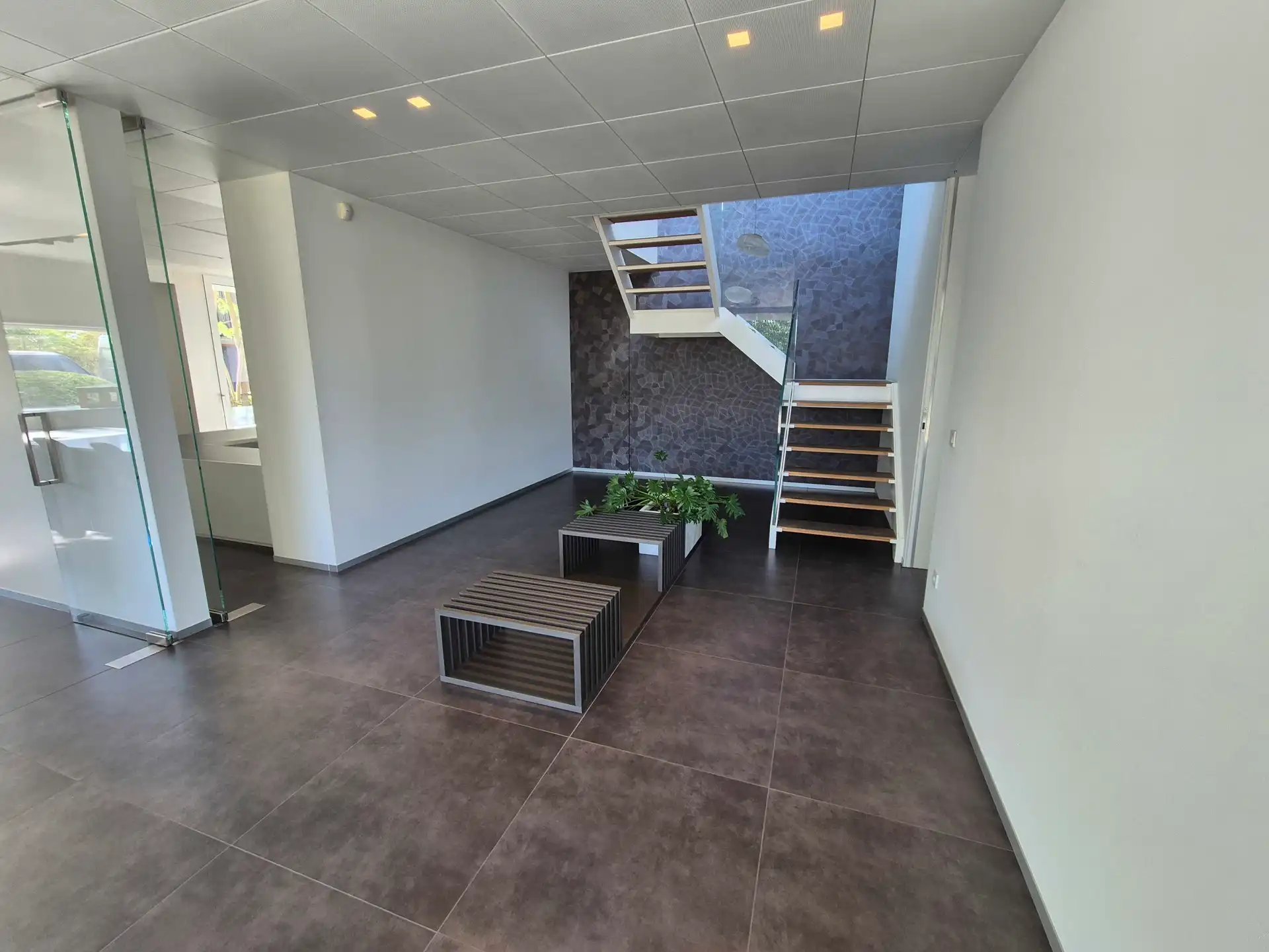 TE HUUR: BEDRIJFSGEBOUW MET REPRESENTATIEVE KANTOREN TE GENK foto 17
