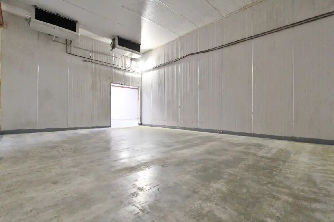 Ruime stockageruimte met frigoloodsen foto 14