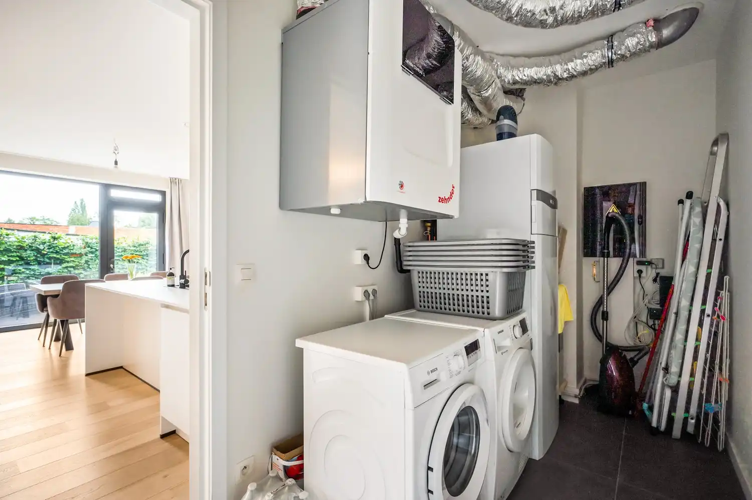 Gelijkvloers energiezuinig app. met 2 slpkrs, 2 terrassen en garagebox foto 14