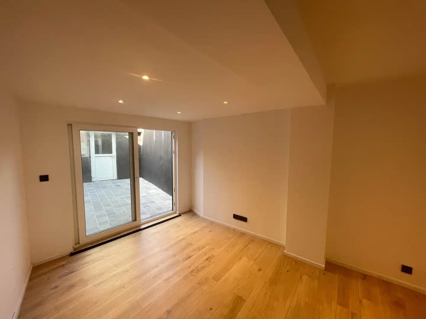 Volledig gerenoveerde instapklare starterswoning met 2 slaapkamers nabij het centrum van Roeselare! foto 6