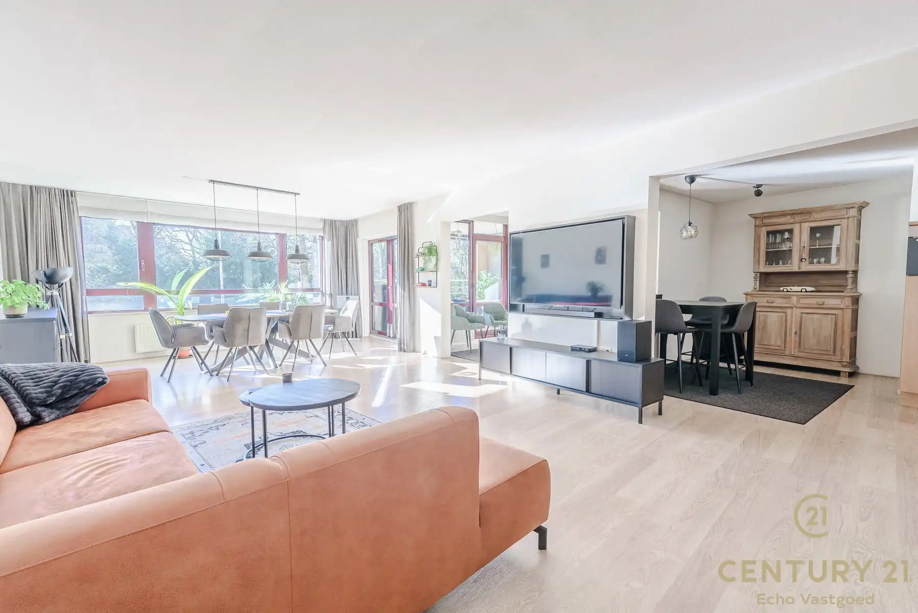 Ruim 2-slaap- 2badkamer appartement met terras en zwembad foto 6