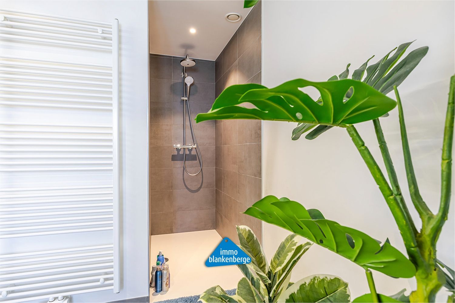 Recente halfopen woning met kwaliteitsafwerking in Oedelem foto 17