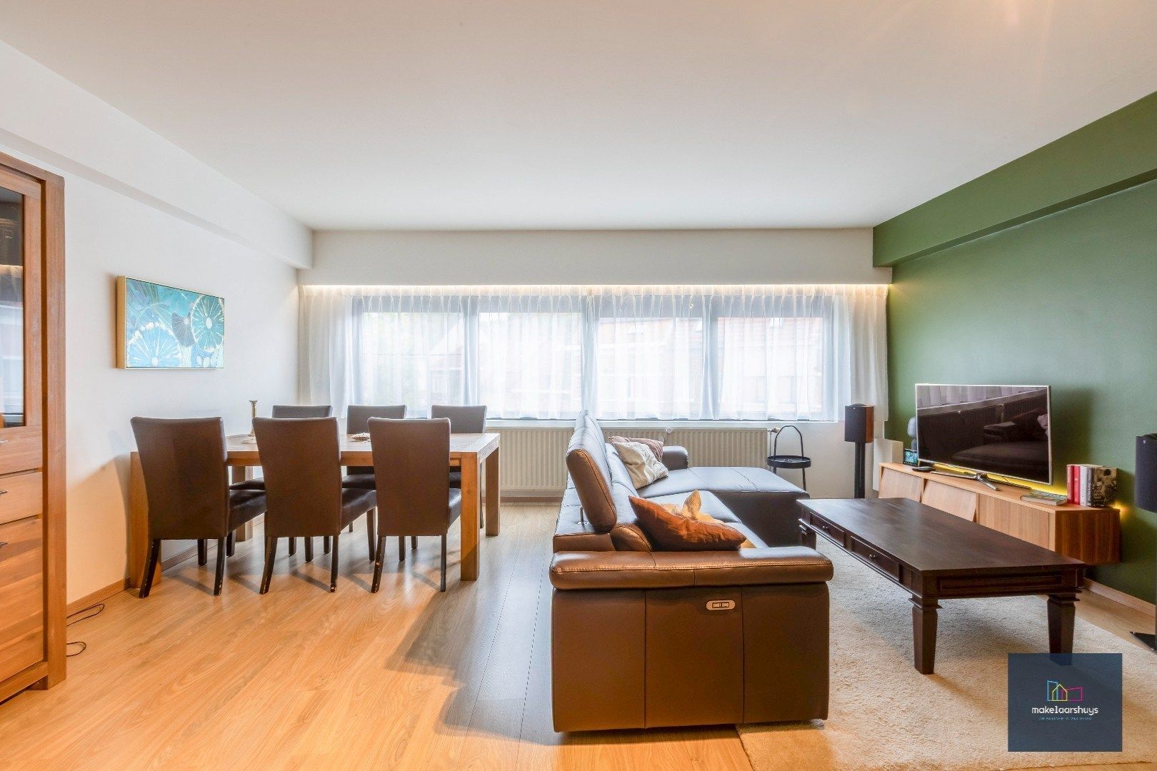 Heel ruime Instapklare woning in rij  met zonneterras en 2 staanplaatsen foto 3