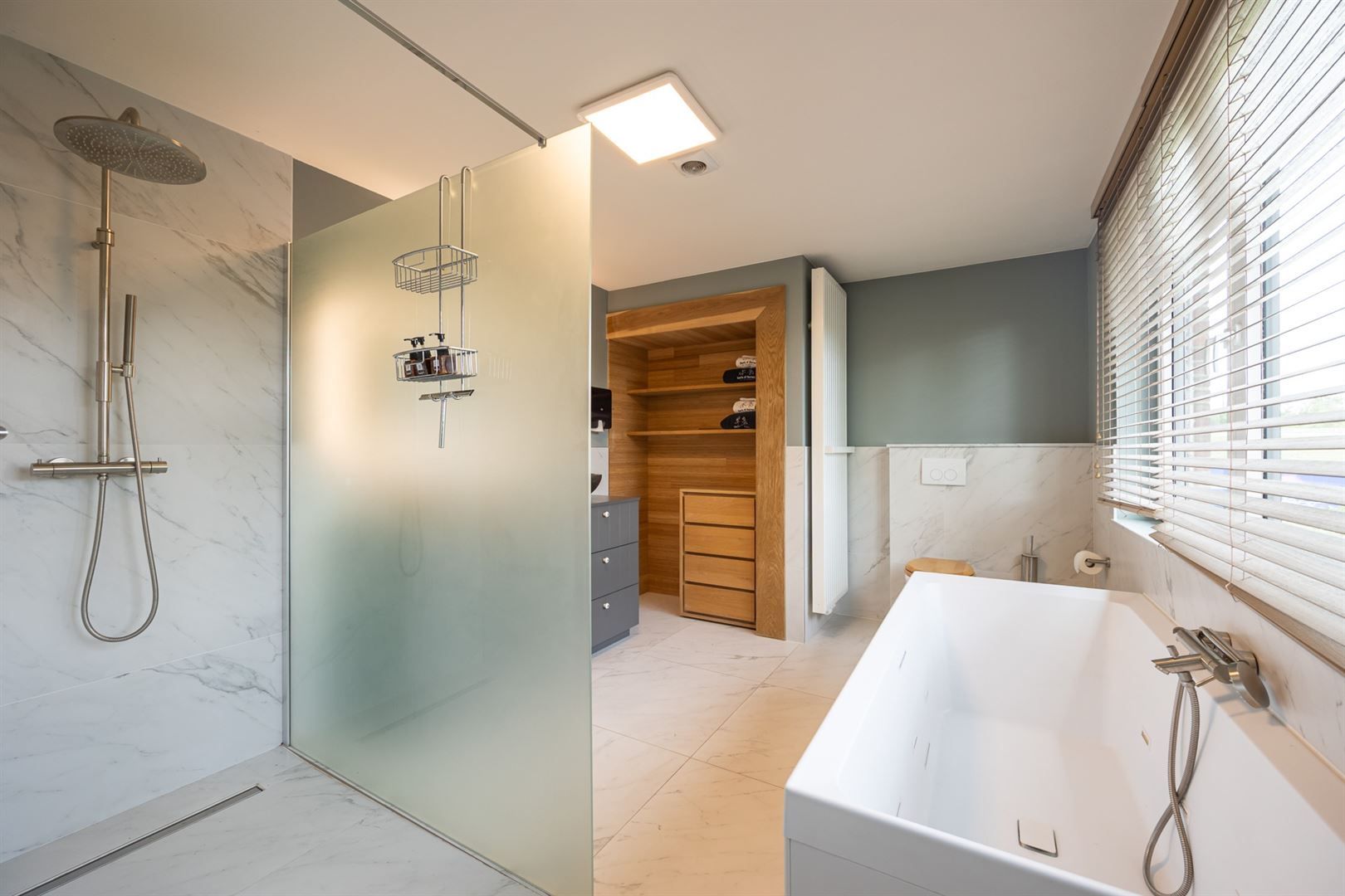 Een luxueus ingerichte woning met 5 slaapkamers en zwembad. foto 24