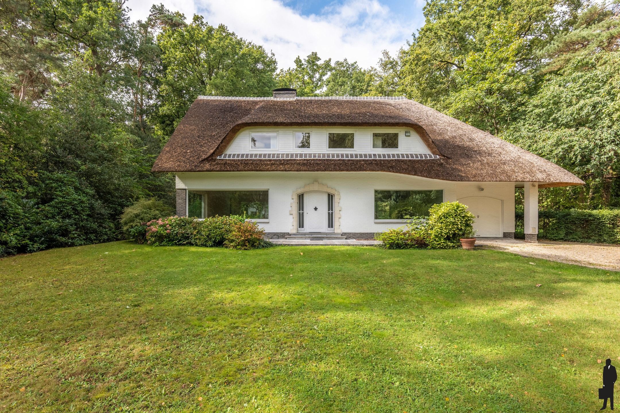 Rietgedekte villa op ca. 3.350 m² met optimale privacy foto 2