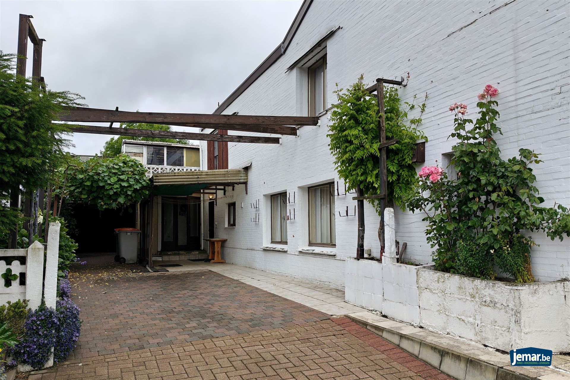 Op te frissen woning op zeer gunstige locatie nabij het centrum van Lanaken foto 2