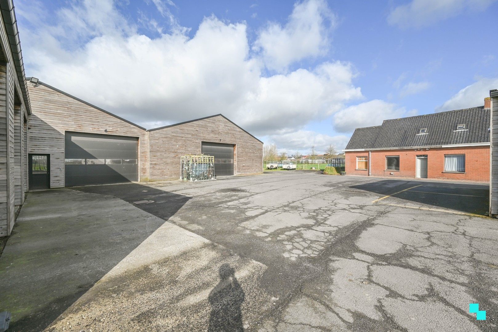 Landelijk gelegen woning met diverse loodsen foto 20