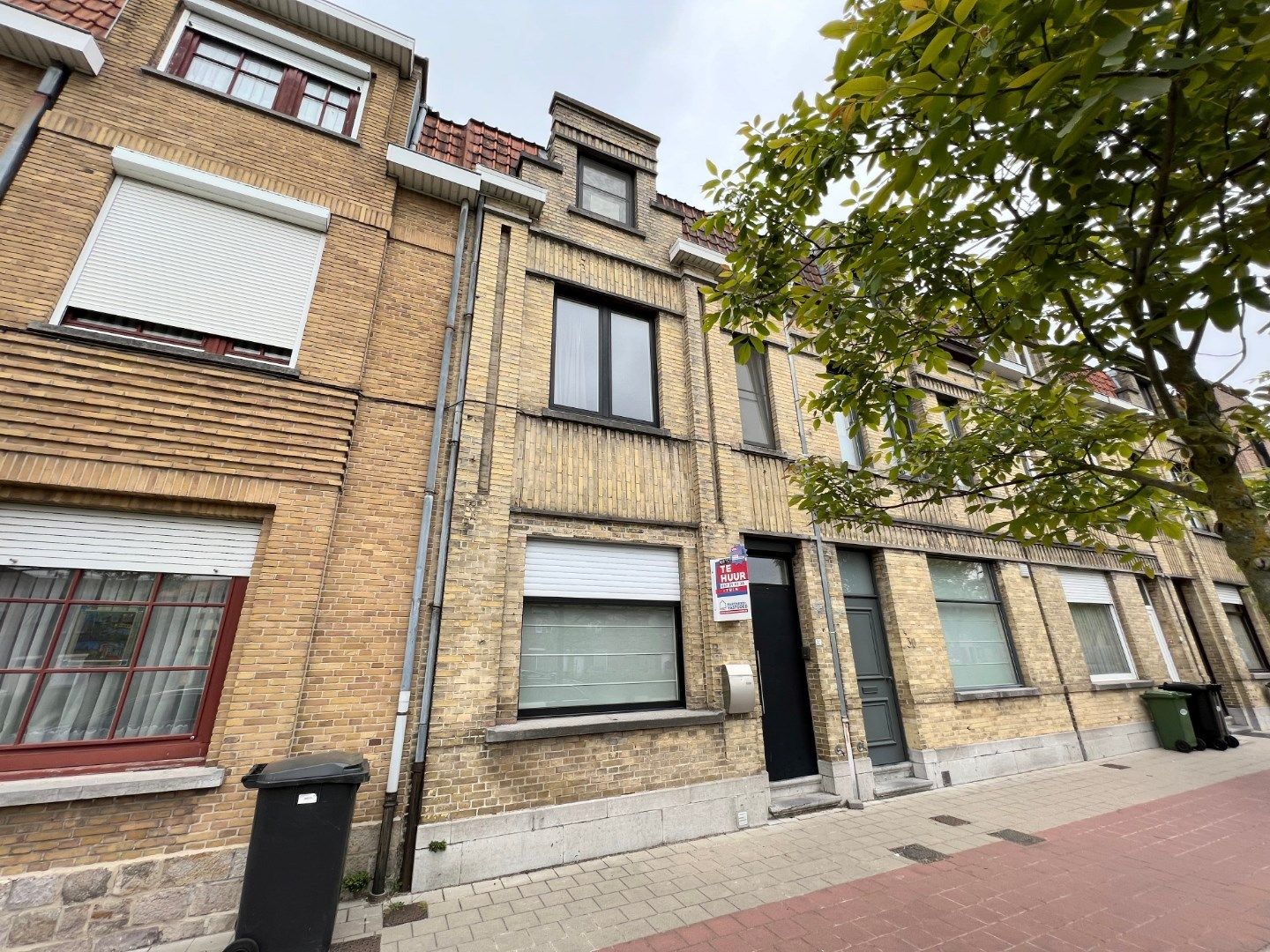 RUIME STADSWONING MET 4 SLAAPKAMERS EN TUIN IN IEPER foto {{pictureIndex}}