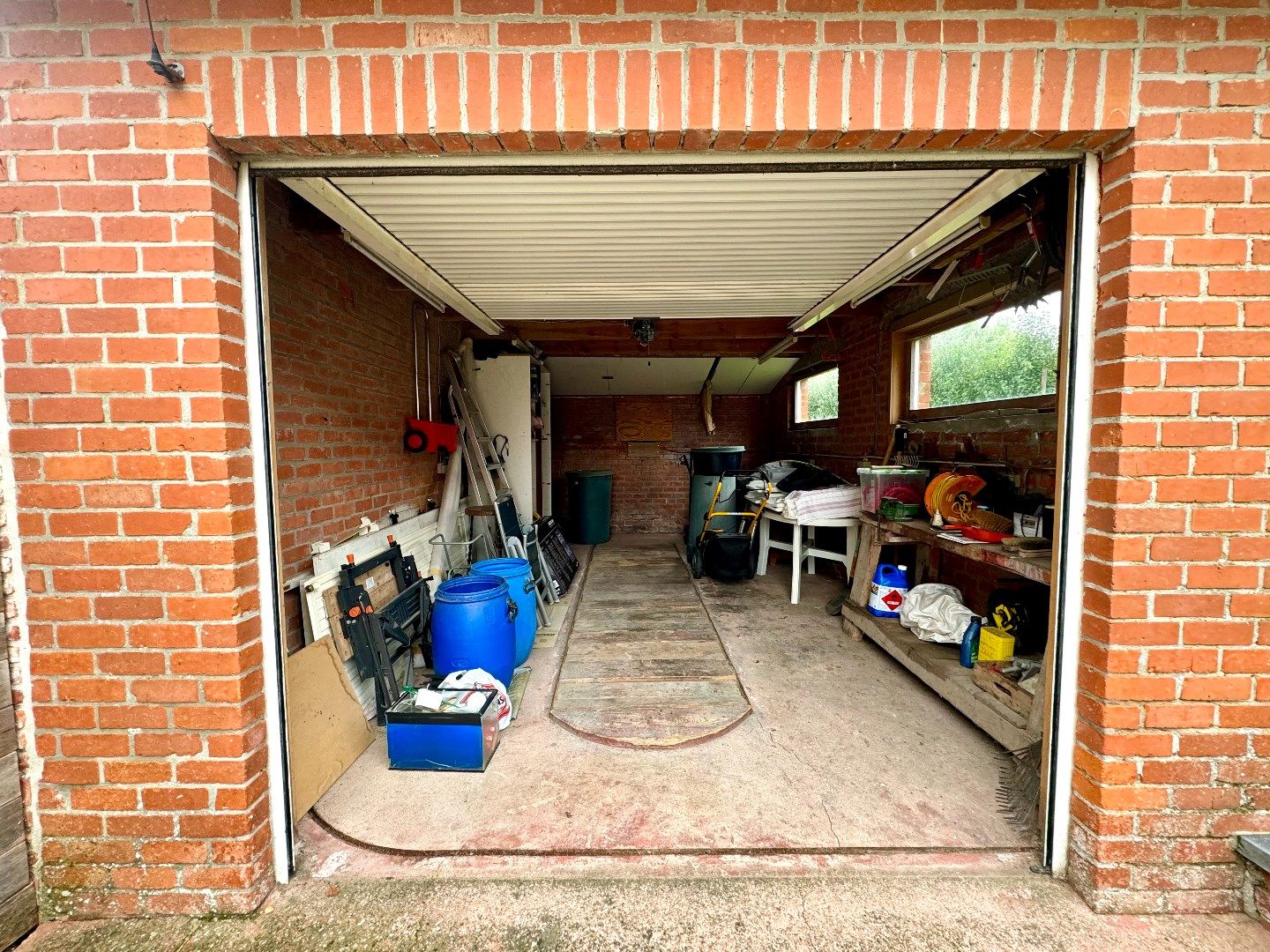 HALFOPEN WONING MET 3 SLPKS, 2 GARAGES EN TUIN foto 6