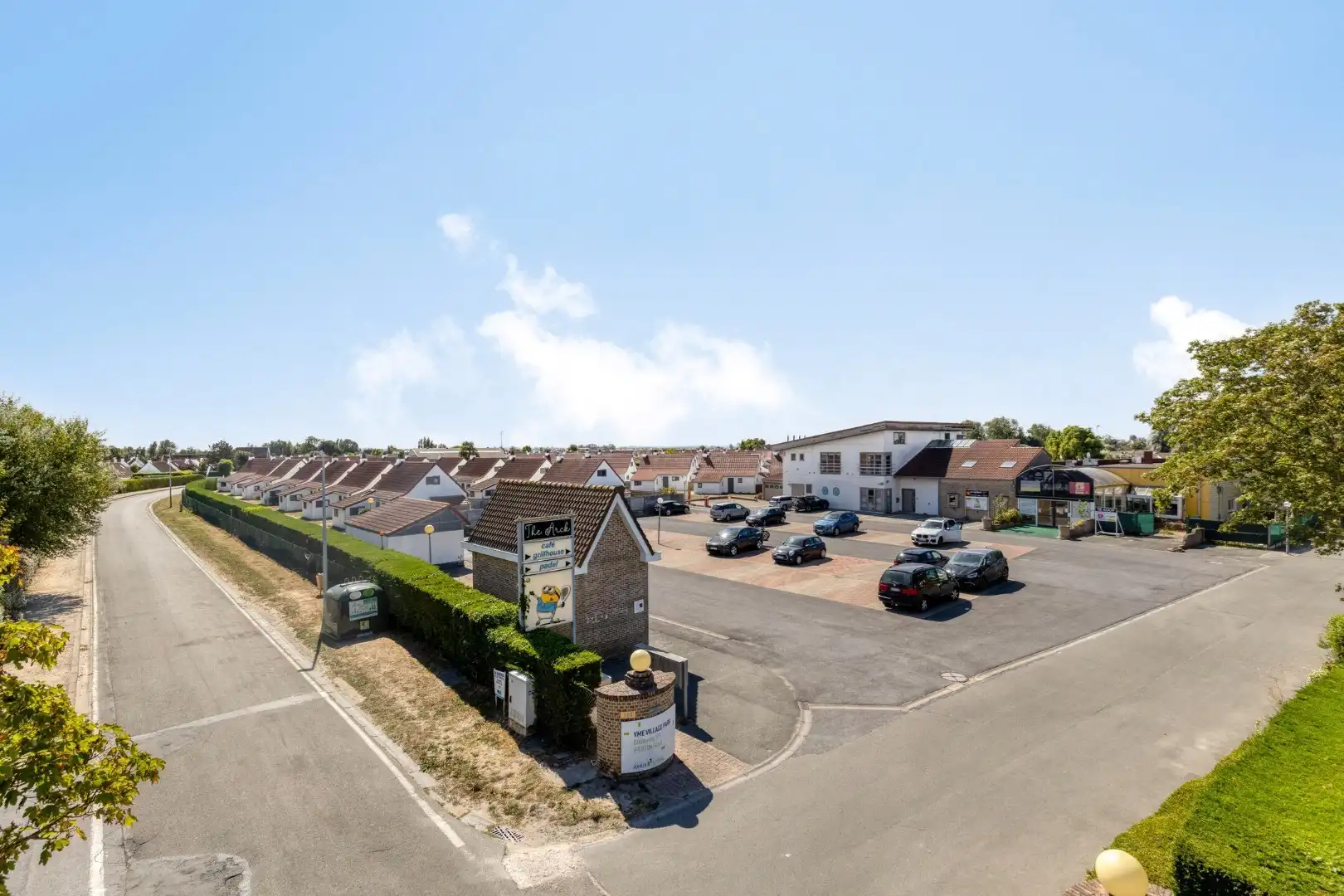 Unieke opportuniteit: horecazaak met 3 padelterreinen, terrassen en tuin te huur! foto 2
