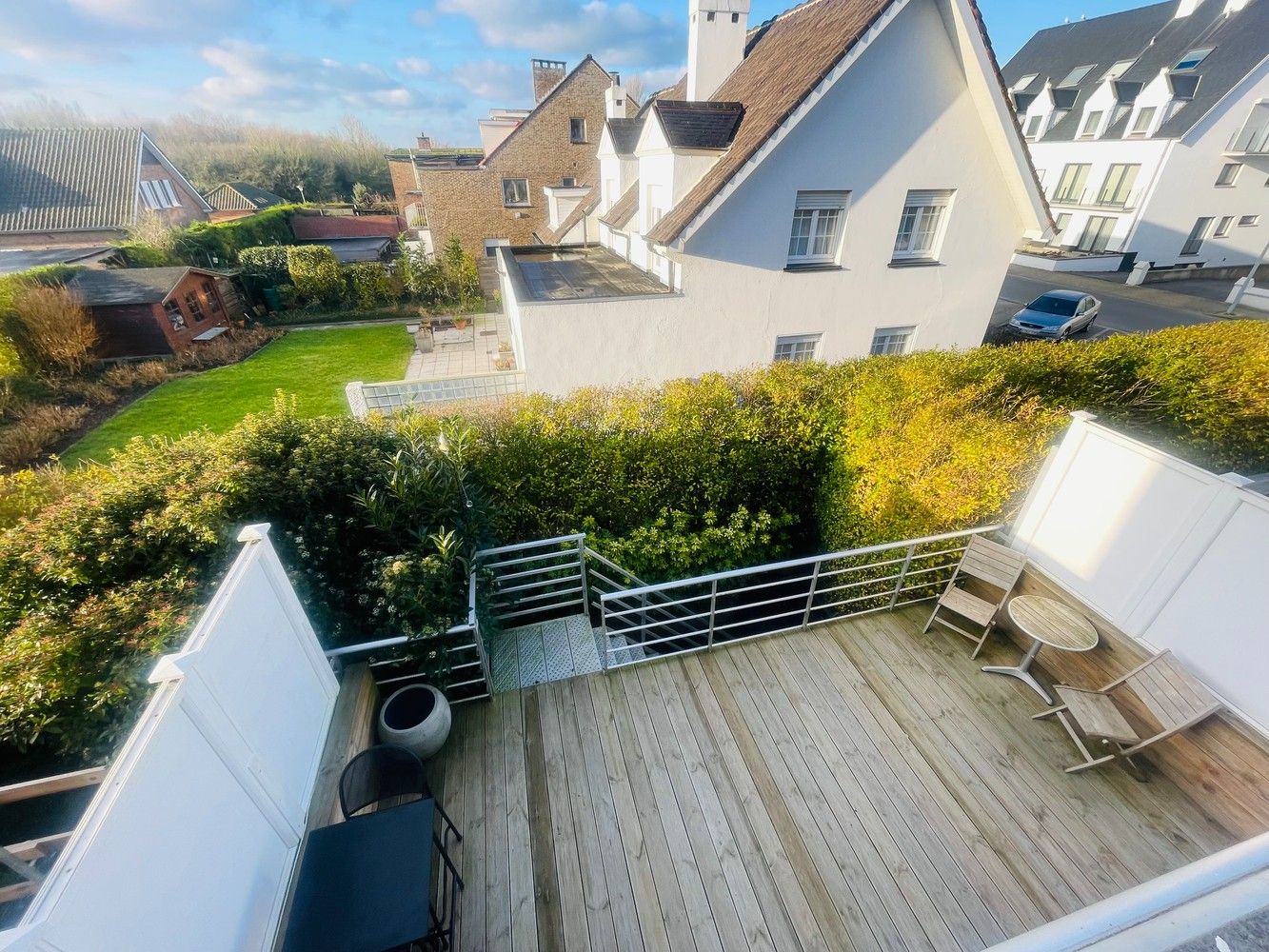 Zeebrugge op 50meter van het strand Uiterst charmante totaal gerenoveerde RUIM WOONHUIS met 5 SLAAPKAMERS en 3 BADKAMERS en 3 TERRASSEN. Grote troef is 2 AUTOSTAANPLAATSEN en ruime GARAGE.  Oprit, grote garage, werkplaats, plaats voor fietsen, ingerichte STUDIO met tuintje op het zuiden.  1éV:  Zalige living , ingerichte open keuken, uitgevend op een groot zonneterras.Long island style. 2é V: 3 leuke slaapkamers , 2 badkamers. Onder het dak  4 é slaapkamer uitgevend op mooi terras met prachtig vergezicht.Bebouwde oppervlakte van 230 m2 Grondoppervlakte is 137m2 Magnifiek, Perfect onderhouden  Juist verhuizen ! Zalig Wonen!  Zowel hoofverblijfplaats, als vakantieverblijf aan Zee . foto 41